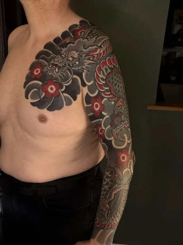 Manchette dragon japonais dans le style Irezumi traditionnel, tatouée en Alsace près de la frontière suisse