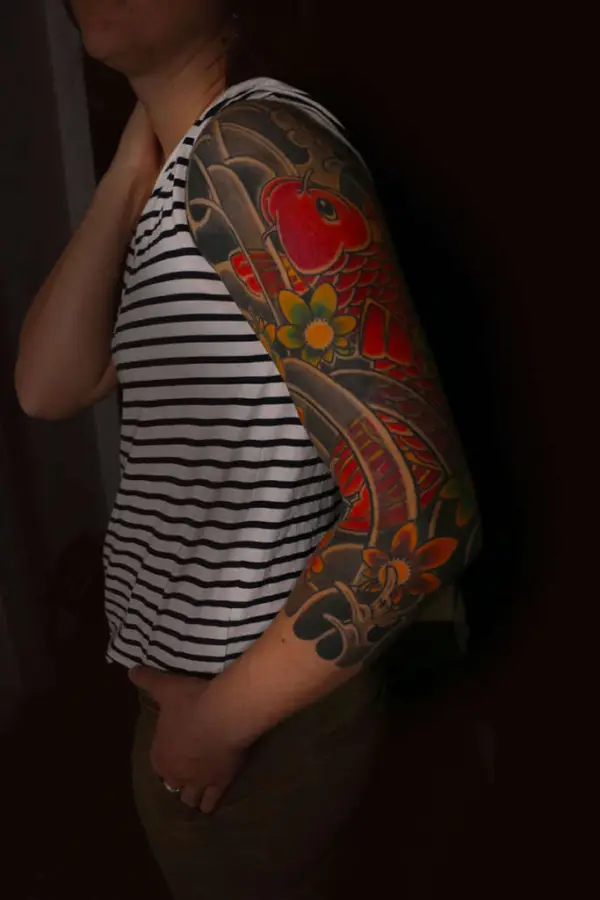 Manchette Irezumi avec carpes koï, vue de détail