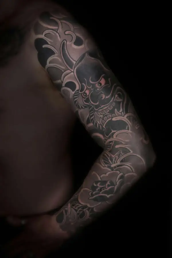 Masque Hannya et fleurs en black & grey