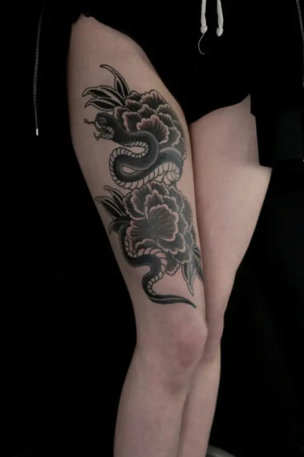 Tatouage Irezumi sur la cuisse avec serpent et pivoine