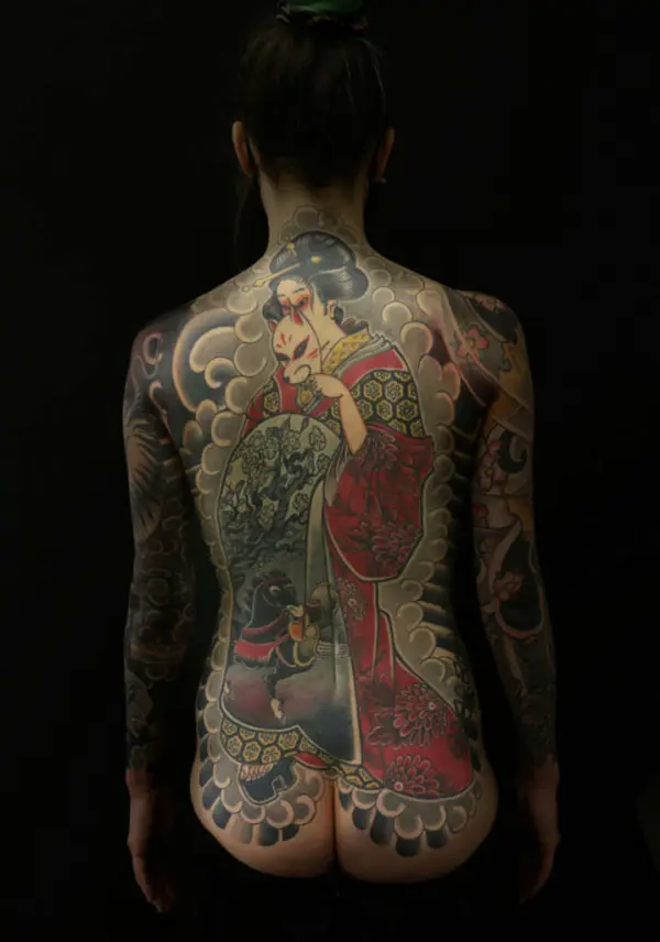 Tatouage japonais de dos avec fleurs de cerisier en recouvrement (cover-up)