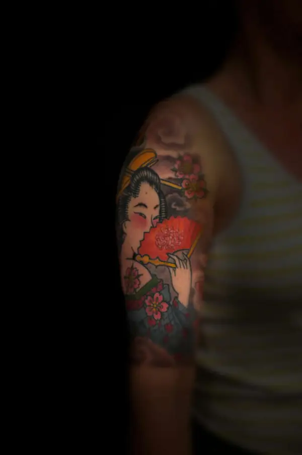Tatouage japonais de geisha sur le bras