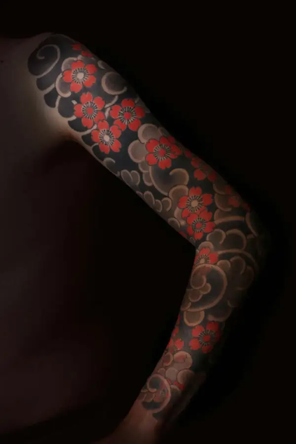 Tatouage japonais de fleurs de cerisier (sakura) sur le bras